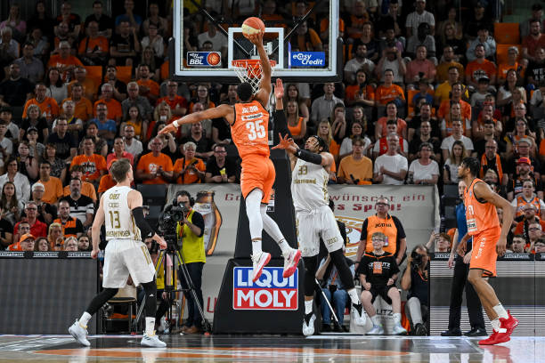 由主力前锋 由主力前锋